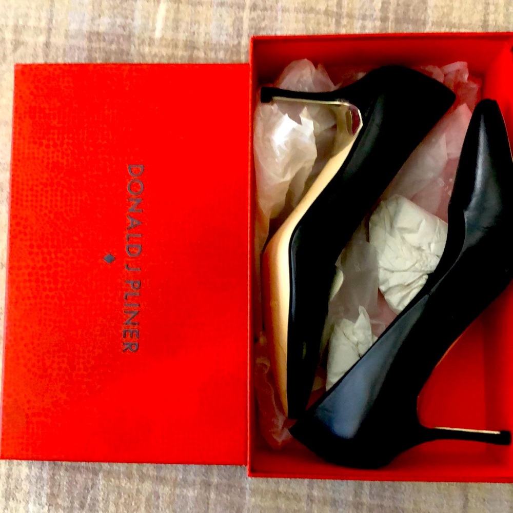 Donald J Pliner new in box never worn. Treva